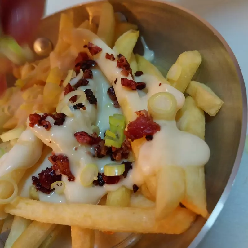 Batata com  farofa de bacon e cheddar