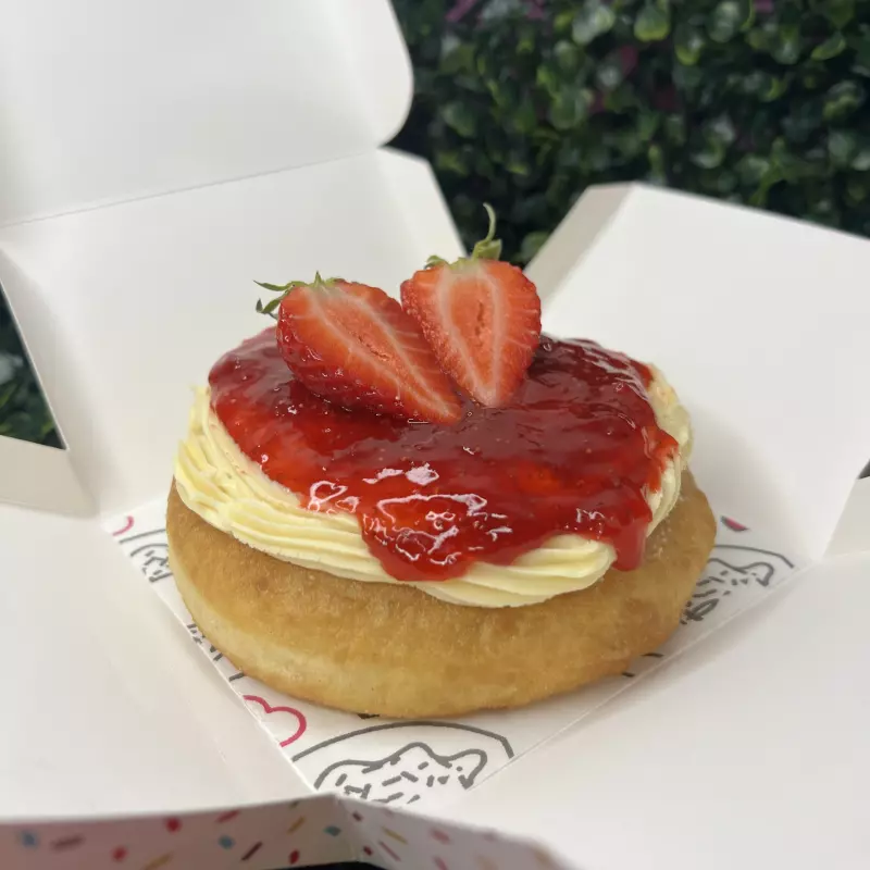 Donut de Ninho com Geleia de Morango