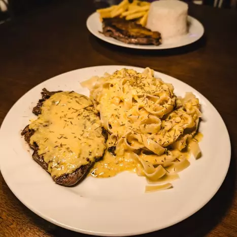FILÉ MIGNON COM MOLHO DE MOSTARDA