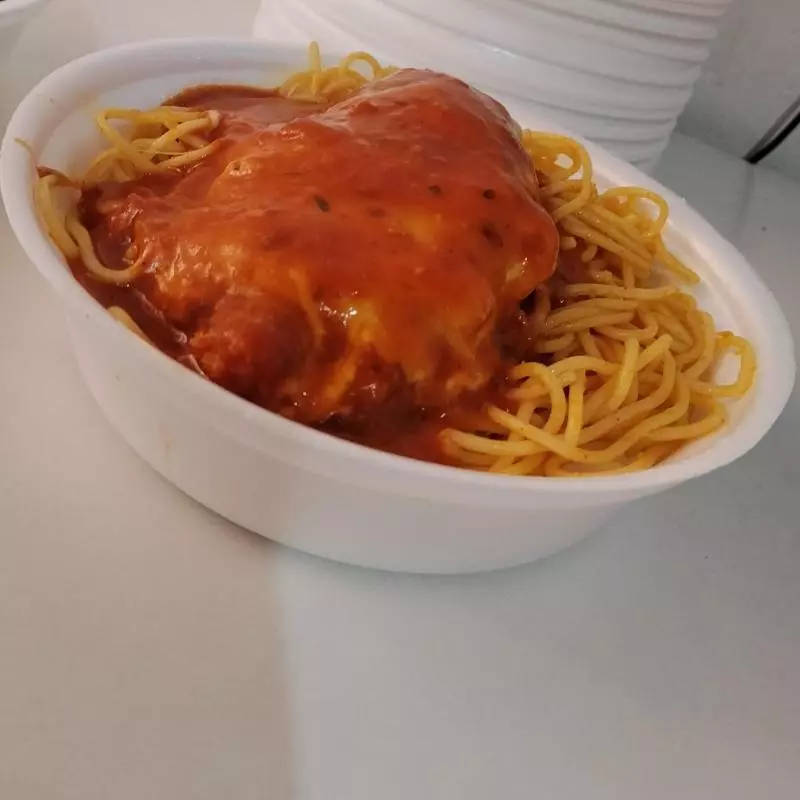 Parmegiana com macarrão