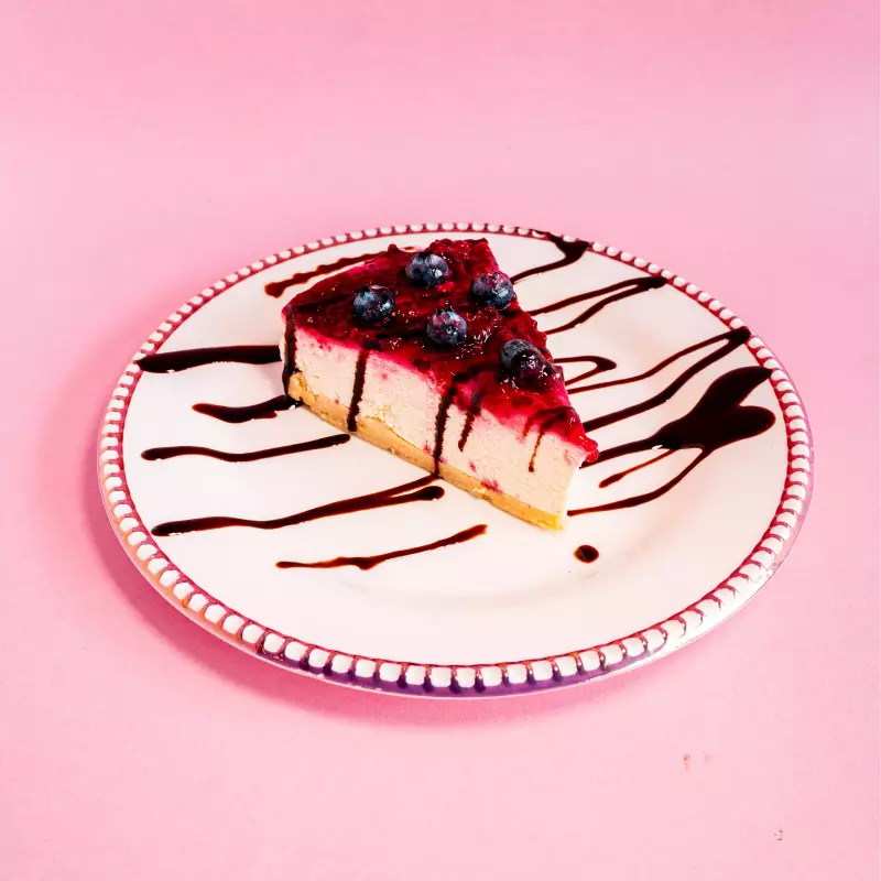 Porción chessecake de frutos rojos