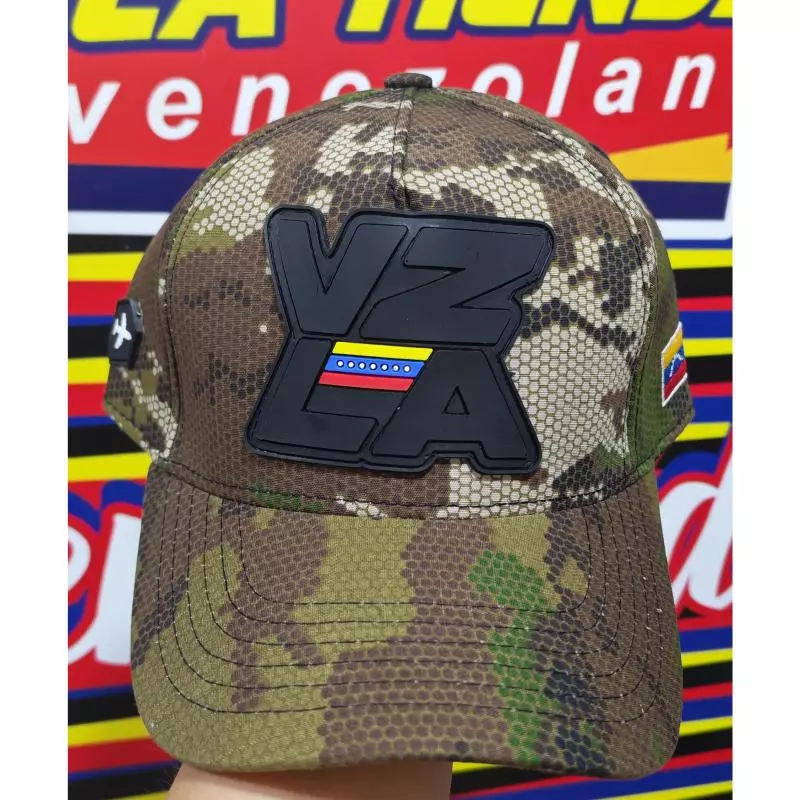 Gorra camuflada verde letra negra