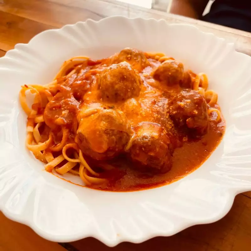 MACARRÃO COM ALMONDEGAS