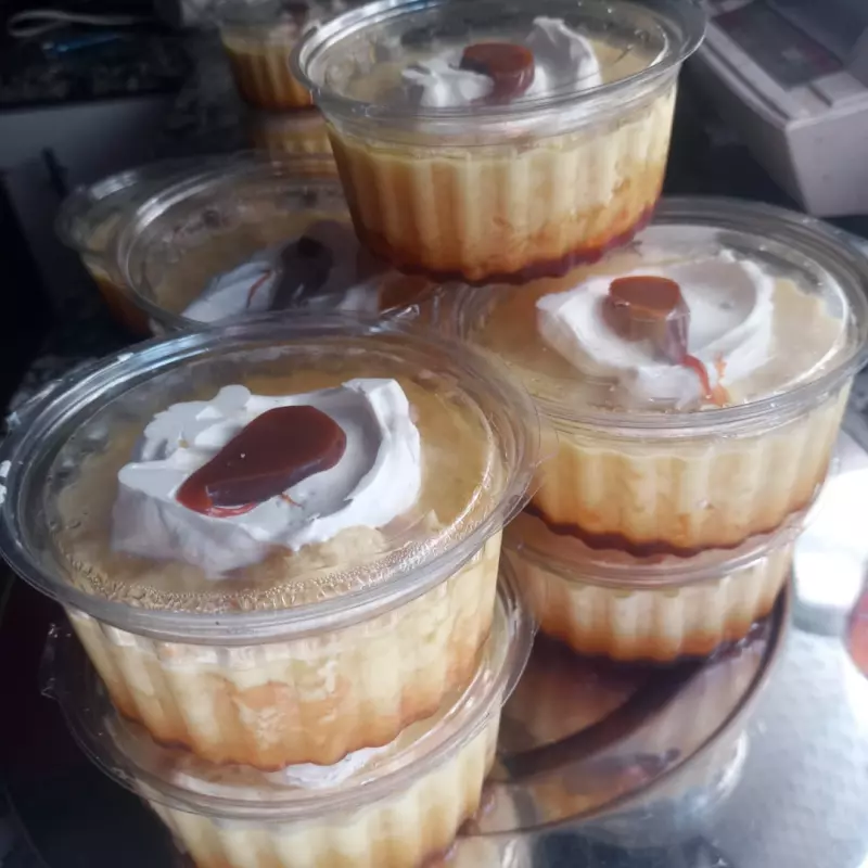 Budín de pan con crema y dulce de le