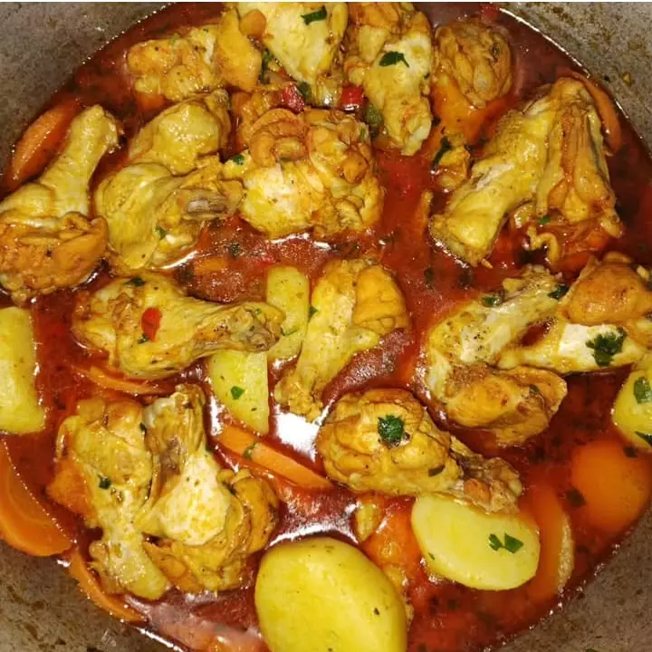 FRANGO NO MOLHO com batata e cenoura