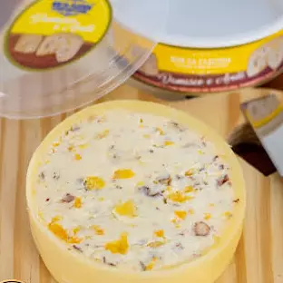 Queijo Trufado c/ Damasco e Avelã