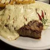 FILÉ AO MOLHO QUATRO QUEIJOS