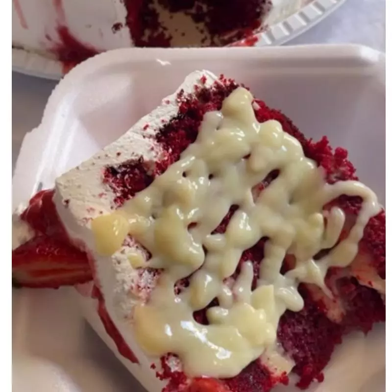 Fatia Red Velvet com geleia de moran