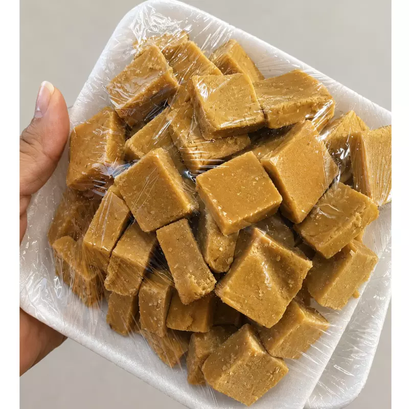 Doce de leite em pedaços com coco