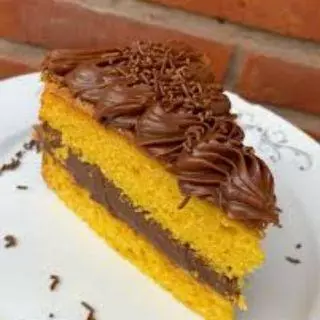 FATIA DE BOLO CENOURA COM CHOCOLATE