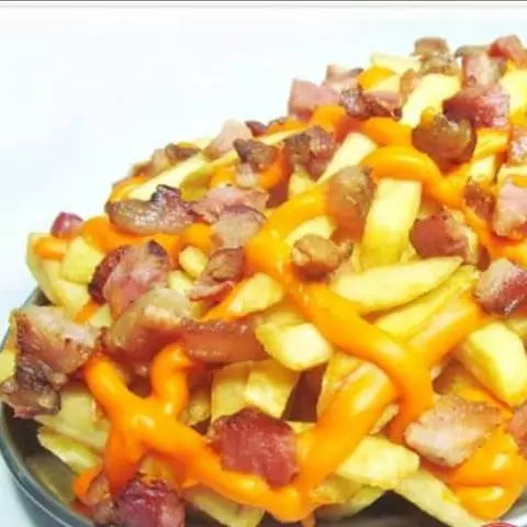 Batata Frita com Cheddar e Bacon