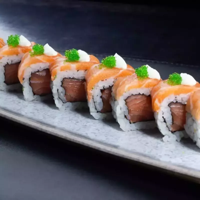 Uramaki Salmão Molho de Ostra