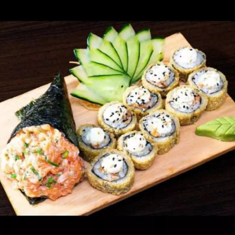 Temaki salmão + hot holl 10 unidades