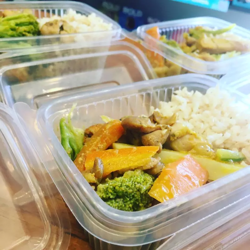 Arroz, filé de frango e legumes