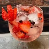 GIN TÔNICA DE MORANGO