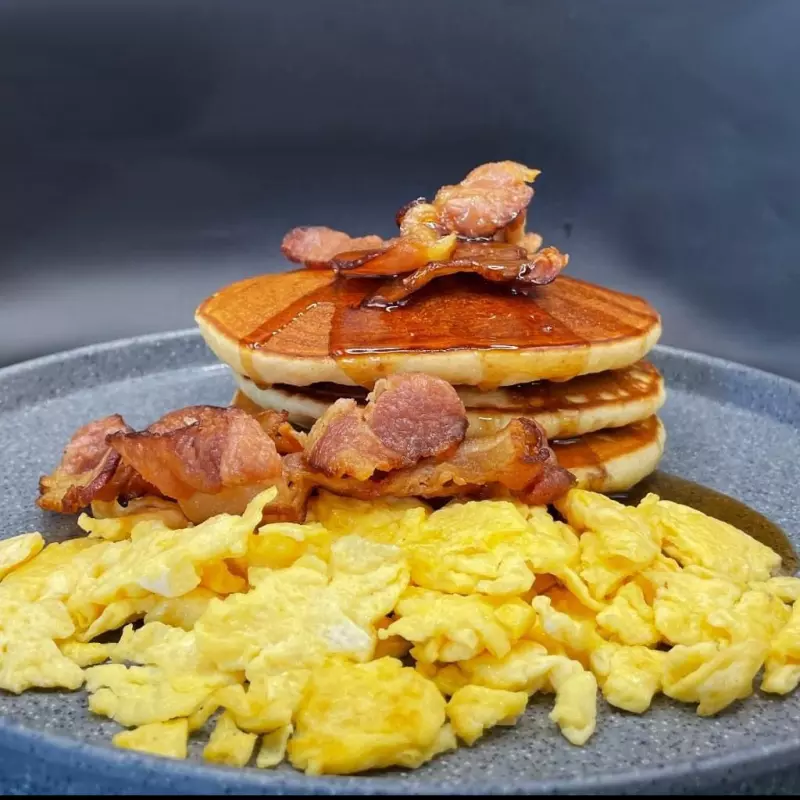 HOTCAKES CON HUEVO. Y TOCINO