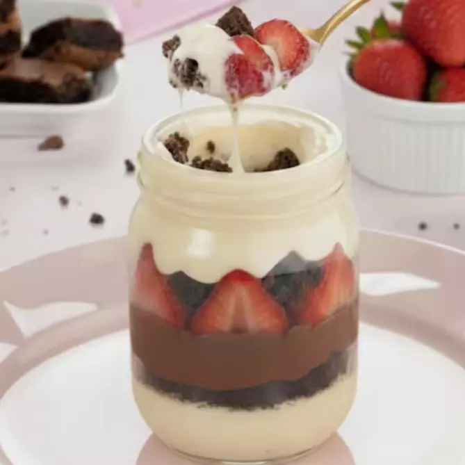 Brownie no Pote Casadinho e Morango