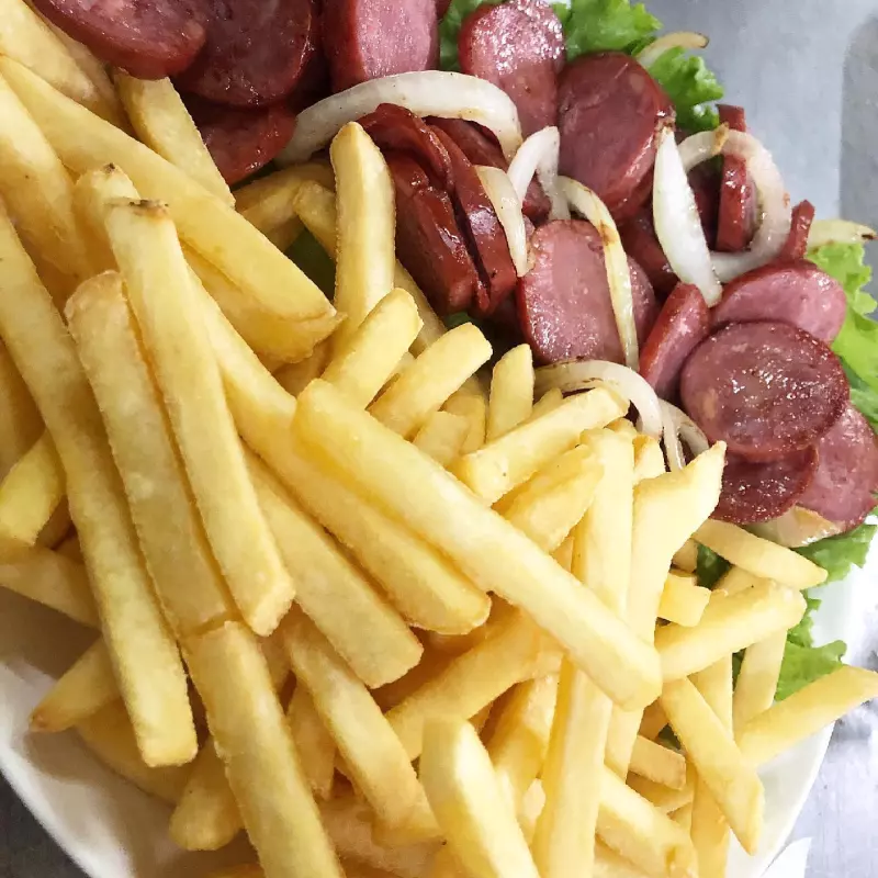 PORÇÃO DE CALABRESA E BATATA FRITA