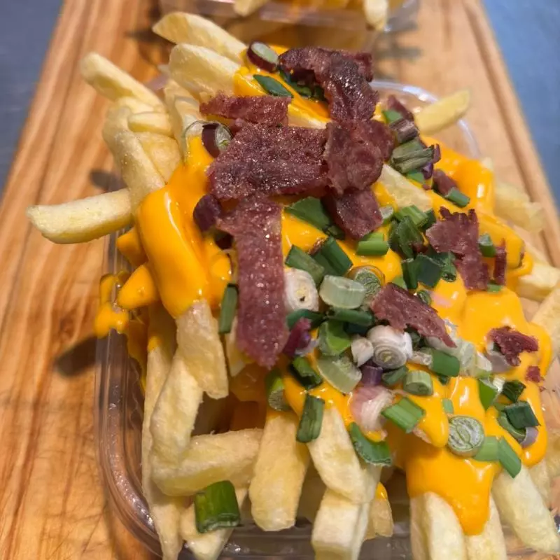 Papas con cheddar, verdeo y panceta