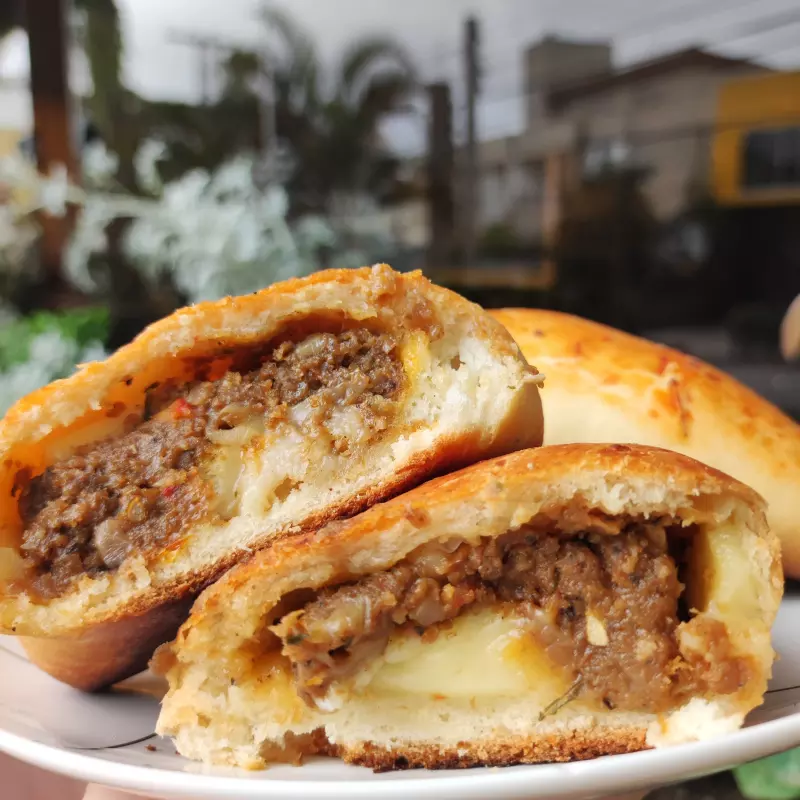 Esfiha de carne e queijo