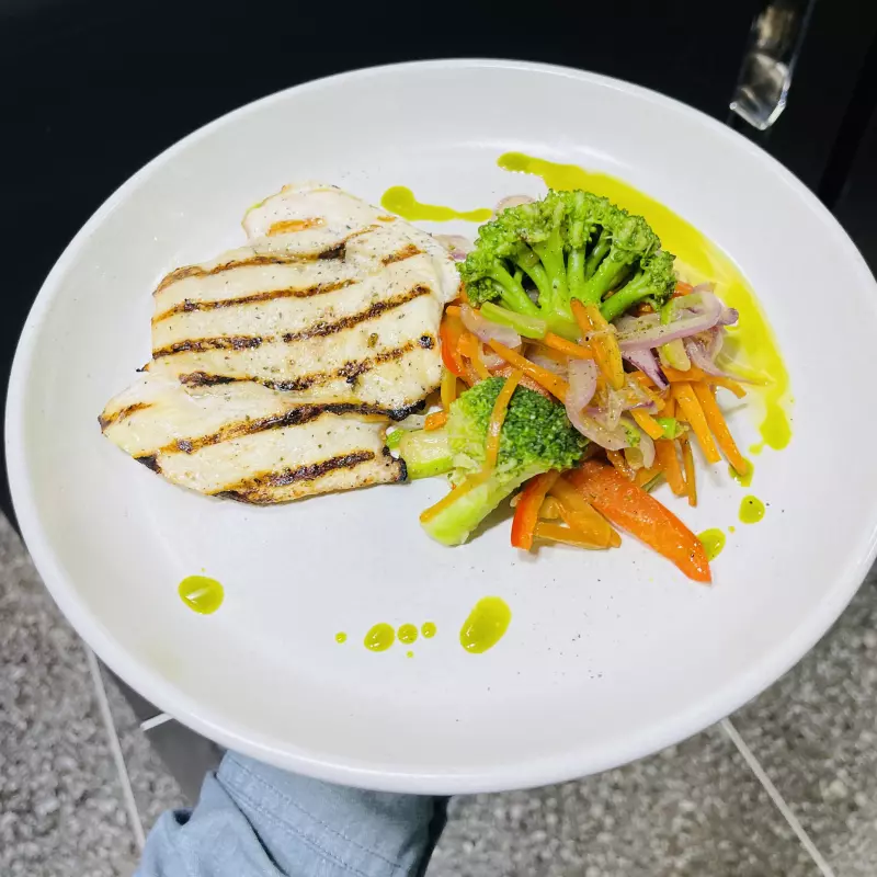 Pollo al grill y vegetales salteados