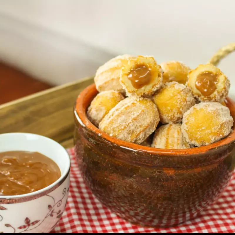 Mini churros com doce de leite