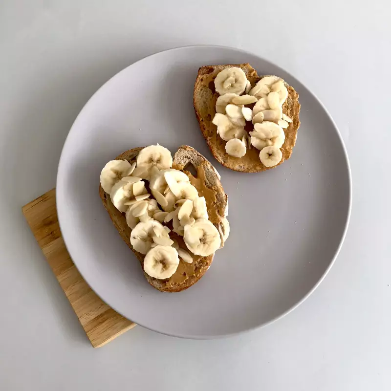 TOAST PLATANO,CREMA CACAHUATE+CAFÉ
