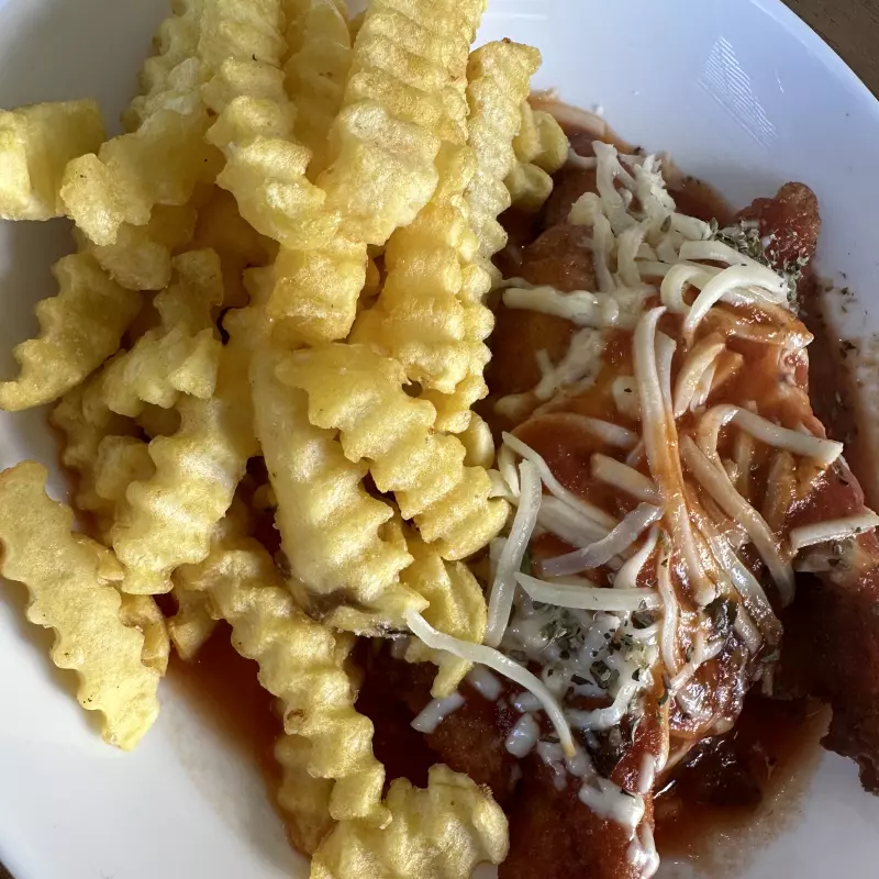 Frango à Parmegiana com batata frita