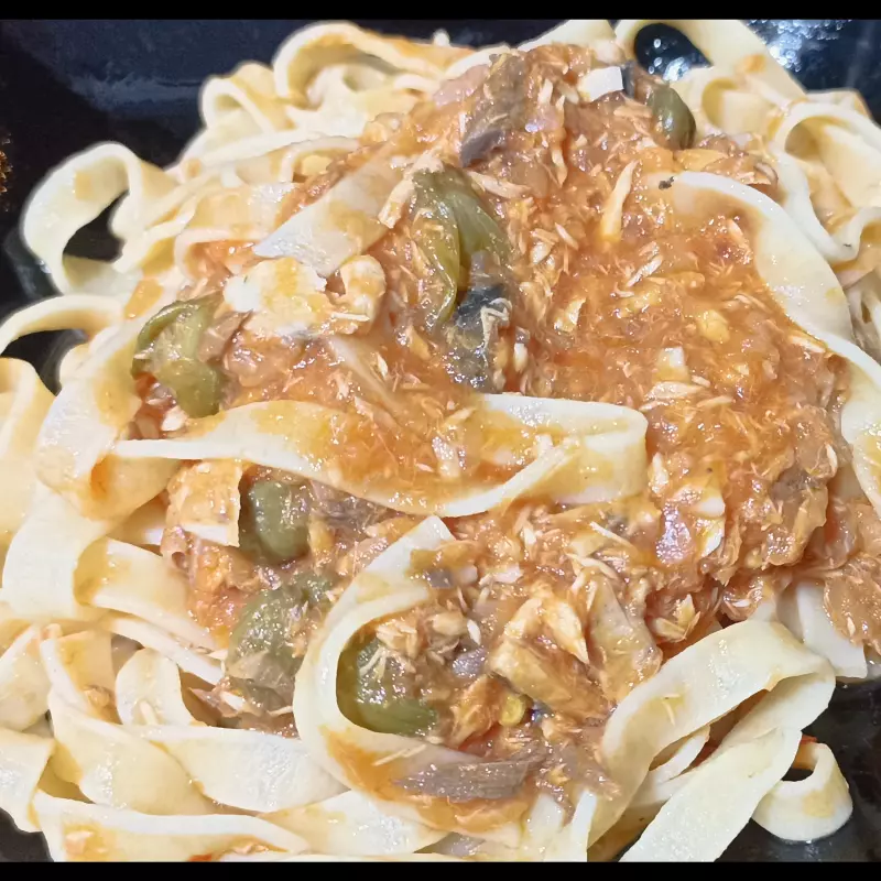 Pasta de atún en salsa de tomate