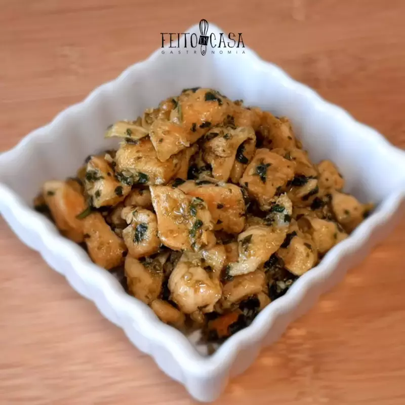Cubinhos de frango ao pesto